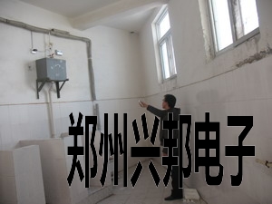 溝槽式廁所節(jié)水器在鄭州二七區(qū)長(zhǎng)江東路小學(xué)安裝現(xiàn)場(chǎng)